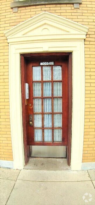 Building Photo - 4003 W Oakdale Ave