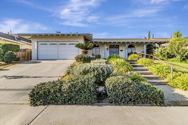 Foto del edificio - Large home in Cupertino with Sparkling Pool