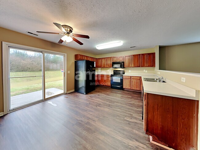 Foto del edificio - 3136 Hidden Creek Dr