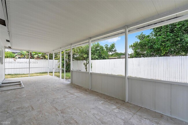Foto del edificio - 3 br, 2 bath House - 3963 NW 18th Ave # 3963