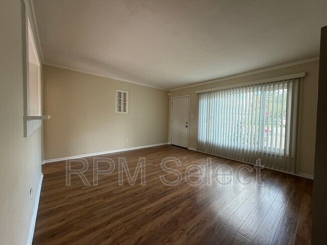 Foto del edificio - 1220 Browning Dr