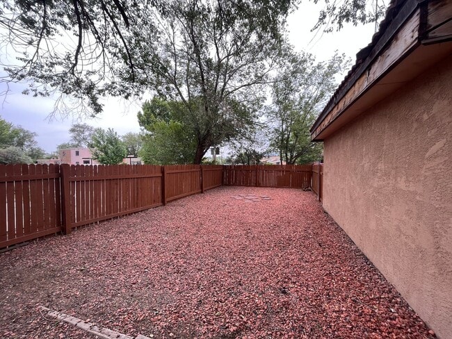 Building Photo - Cozy 3 Bedroom 2 Bathroom Townhouse In The NW!