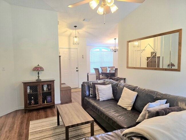 Foto del edificio - Inviting Woodridge Manor 3/2 Home with Fireplace and Fenced Yard