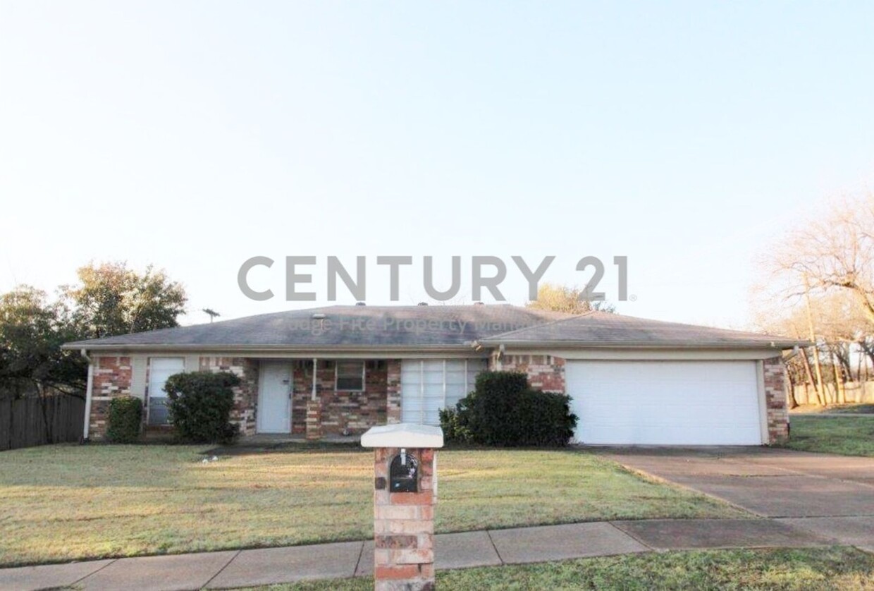 Foto principal - Incredible 3/2/2 on a Corner Lot For Rent!