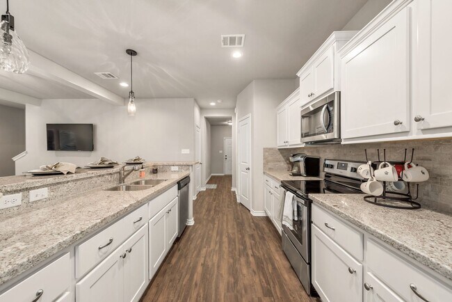 Building Photo - Gorgeous 4/4.5 Pershing Pointe Townhome! A...
