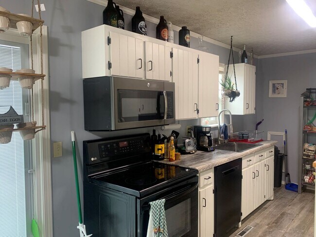 Building Photo - 4 Bedroom, 2 Bathroom Home Availabe!