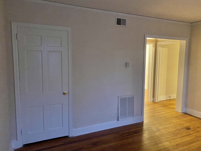 Building Photo - 913 Oxmoor Rd