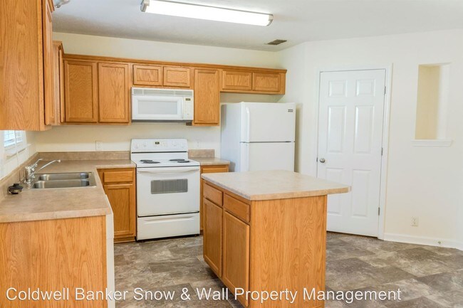 Building Photo - 8009 Logan Dr