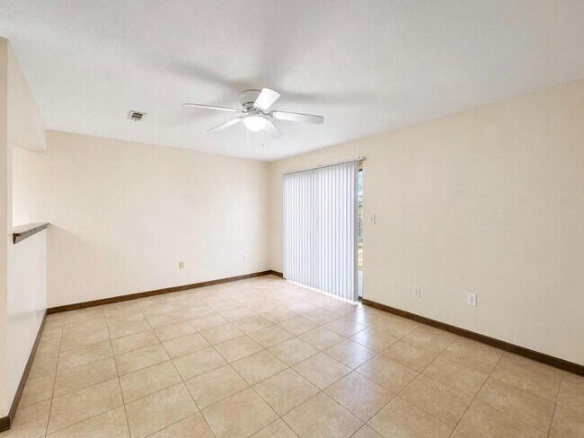 Foto del edificio - "Coastal Comfort: Spacious 2-Bed Townhouse in Fort Walton Beach!"