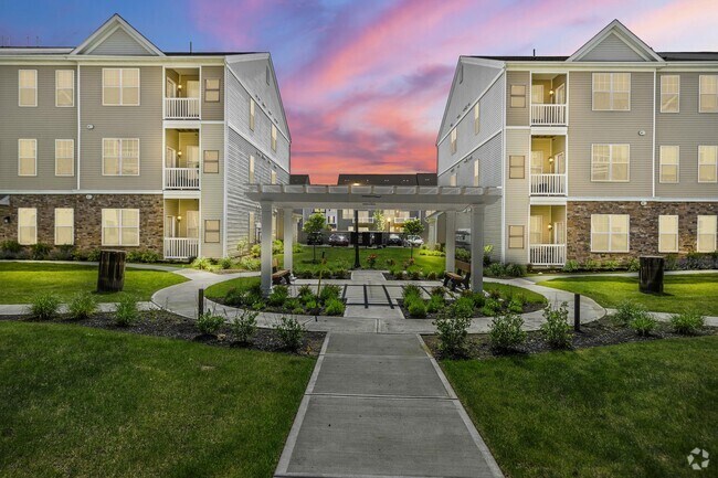 Courtyard with BBQ - Heritage at Mount Holly