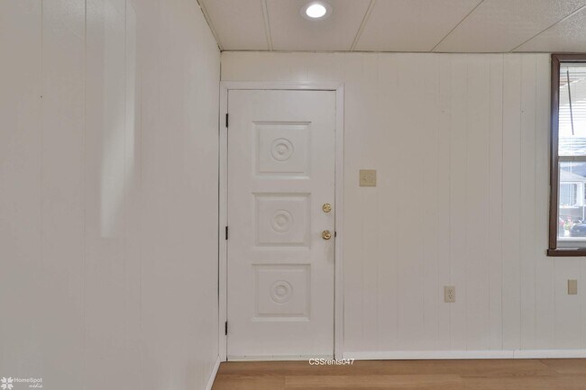 Living room - 214 N 7th St
