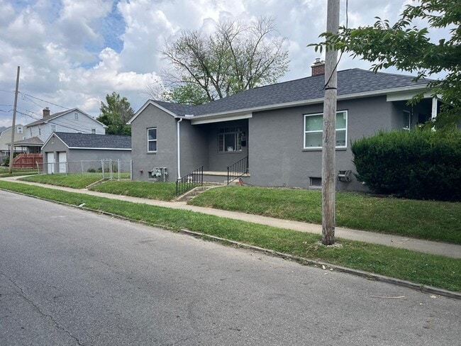 Building Photo - 652 Woodbury Ave