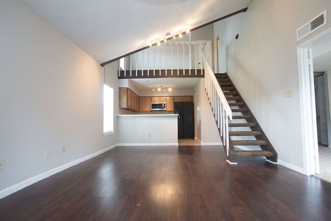 Building Photo - Beautiful 2 Bedroom, 2 Bath Townhome in Ga...