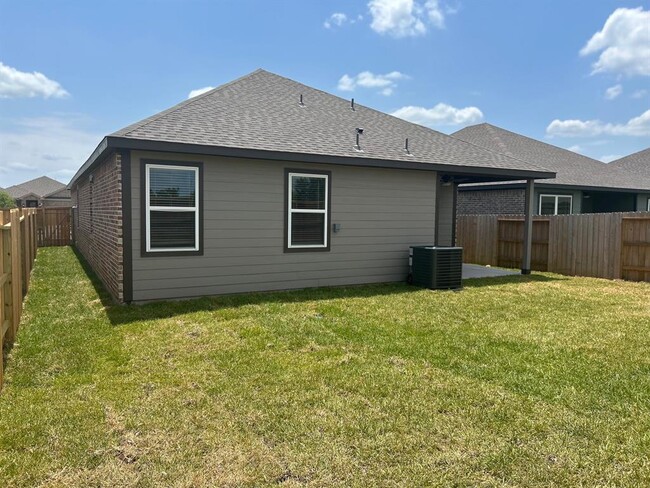 Building Photo - 1023 Whispering Winds Dr