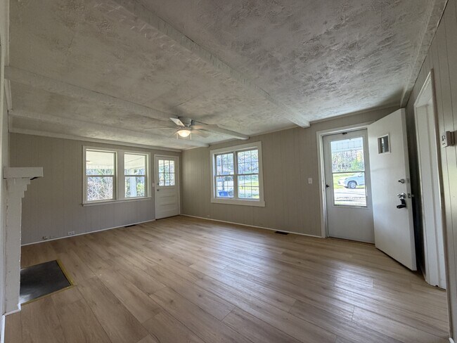 Building Photo - 607 C St