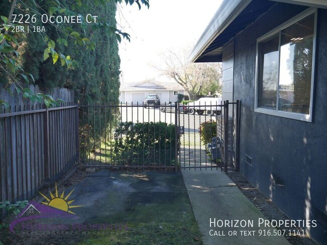 Building Photo - 2 Bed 1 Bath 827 Sq. Ft. Citrus Heights Du...