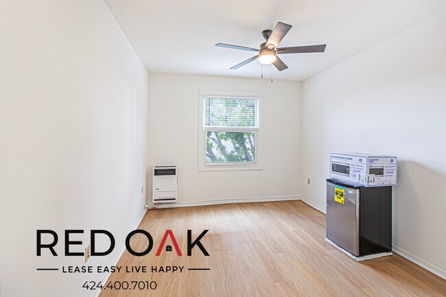Foto del edificio - Welcoming Studio with Hardwood Style Floor...