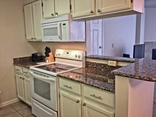 Foto del edificio - Updated, fully furnished one bedroom condo...