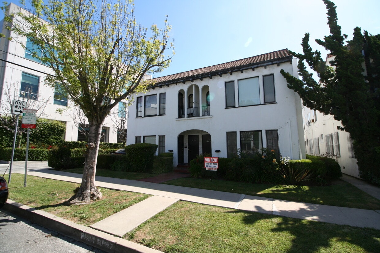 Primary Photo - 122 S Elm Dr