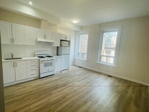 Building Photo - 227 Spadina Av