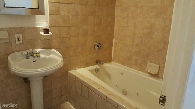 Building Photo - 3 br, 1 bath  - 5 Sutton St