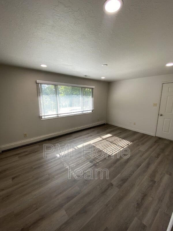 Building Photo - 241 E 200 N