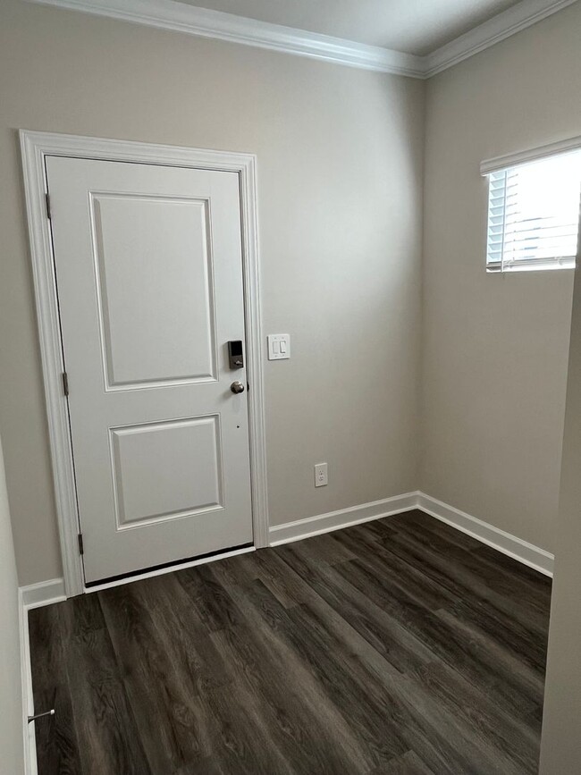 Foto del edificio - Brand New 3 Bed End Unit townhome in Concord