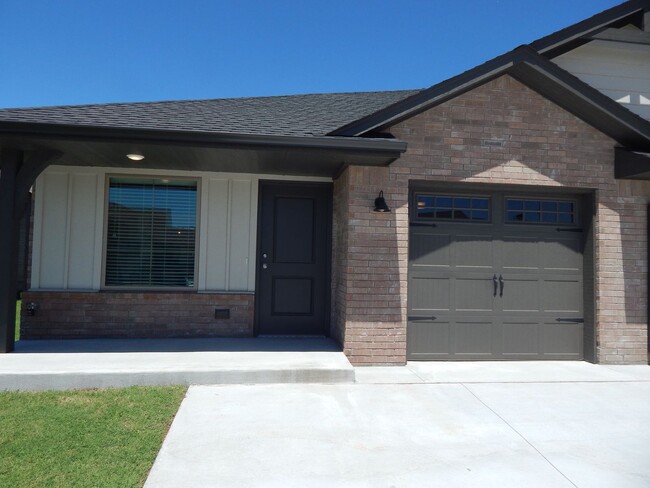 Building Photo - 2 Bedroom 2 Bath 1 Car Garage Duplex - Gre...