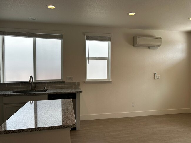 Foto del edificio - 1 BED 1 BATH JR ADU 2 months Free rent is applied to the 2nd month and the last month.