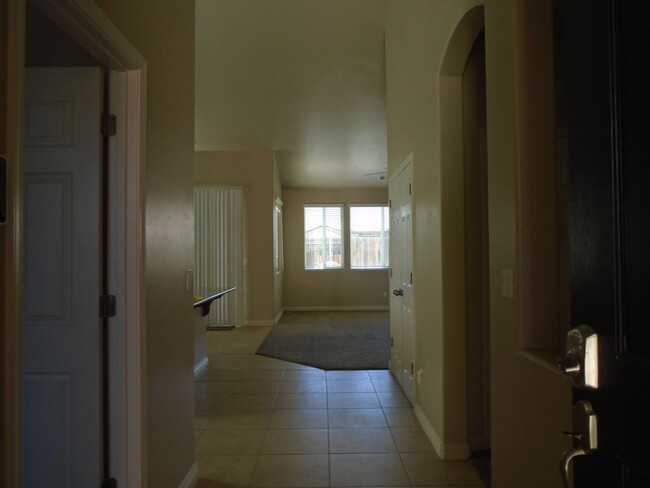 Building Photo - SOUTHWEST 4 BEDROOOM !!! Application Pending