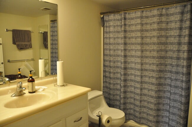 Building Photo - 208 Prettyman Dr