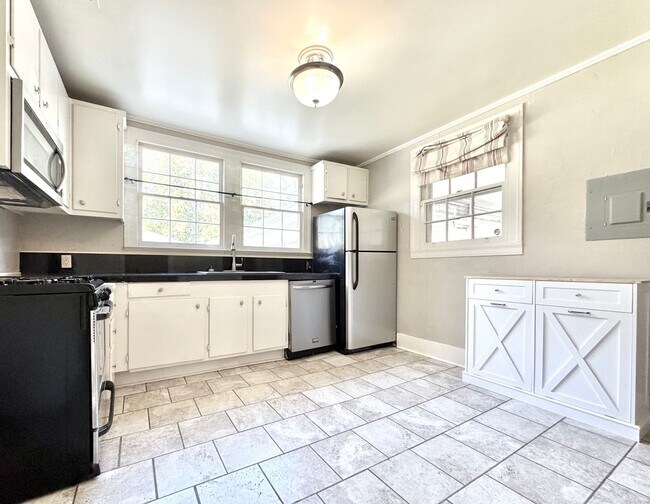 Building Photo - Holiday Move In Special! - Unique 3 Bedroo...