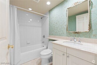 Building Photo - 8473 Bay Colony Dr