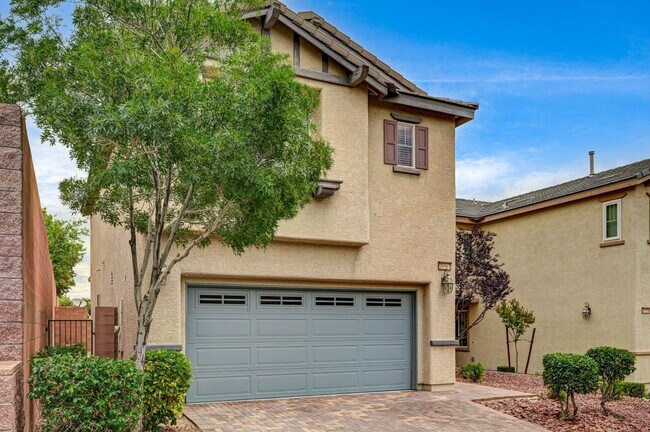 Foto del edificio - BEAUTIFUL GATED 2 Story, 3 Bedroom Home in...