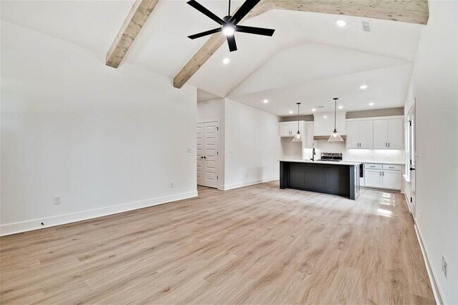 Building Photo - 10 Briscoe Ln