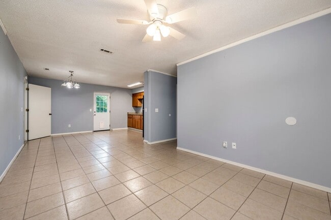 Building Photo - Quaint Rogers Home!