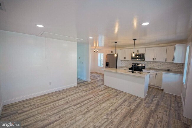 Building Photo - 110 Thomas Ave S