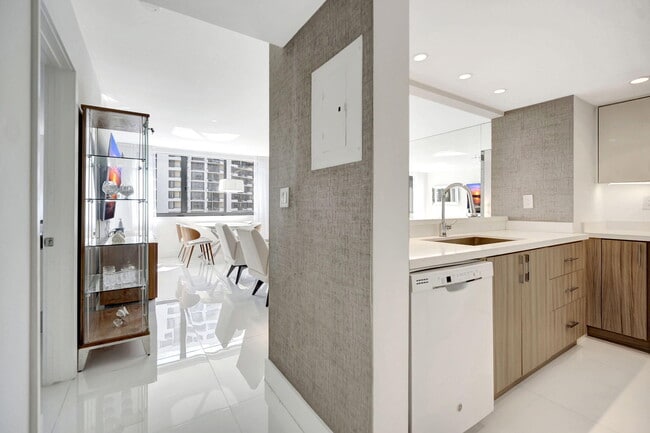 Building Photo - 540 Brickell Key Dr