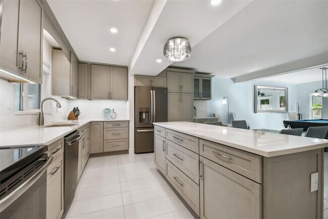 Building Photo - 240 Windward Passage