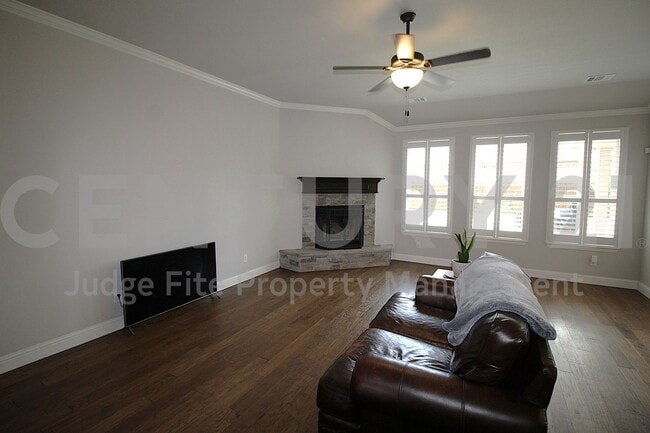 Building Photo - Fabulous 3/2/2 in Waxahachie ISD For Rent!