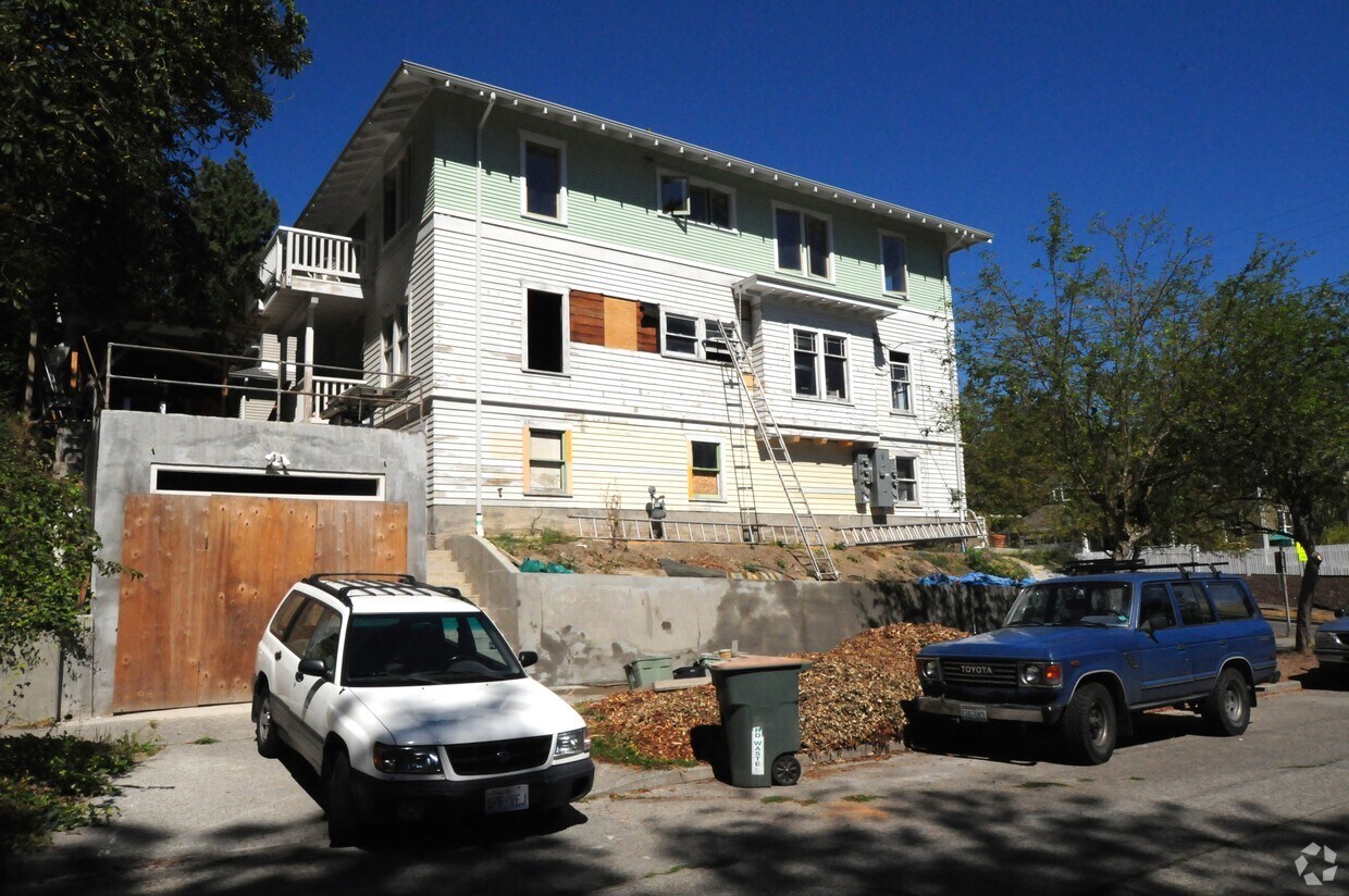 Building Photo - 117 32nd Ave S