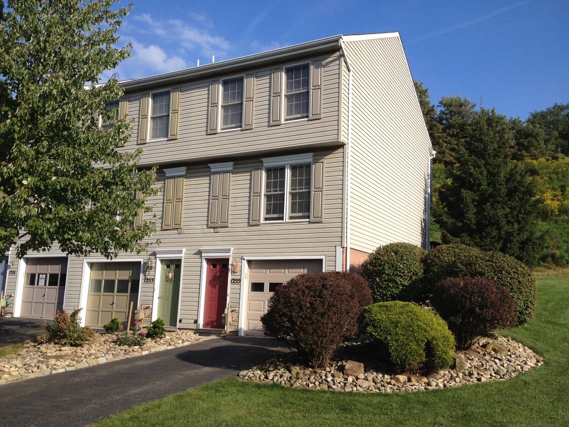 1255 Meadowbrook Dr, Canonsburg, PA 15317 Townhome Rentals in