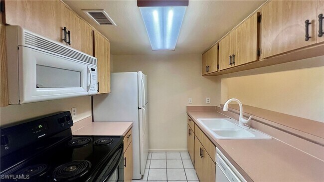 Foto del edificio - 13160 Kings Point Dr