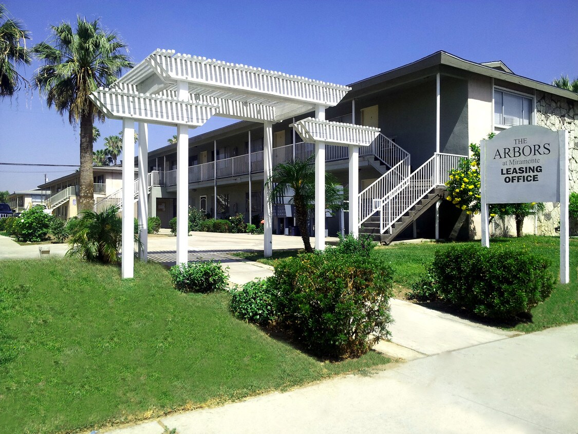 Primary Photo - 2894 Miramonte Dr N