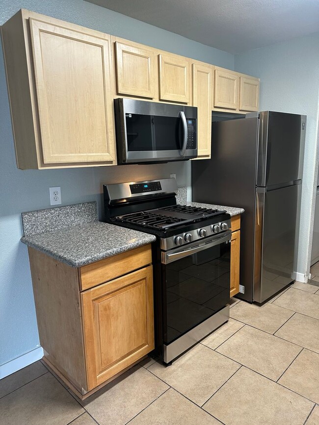 Building Photo - 2 bed 2 bath downstairs condo Gated commun...