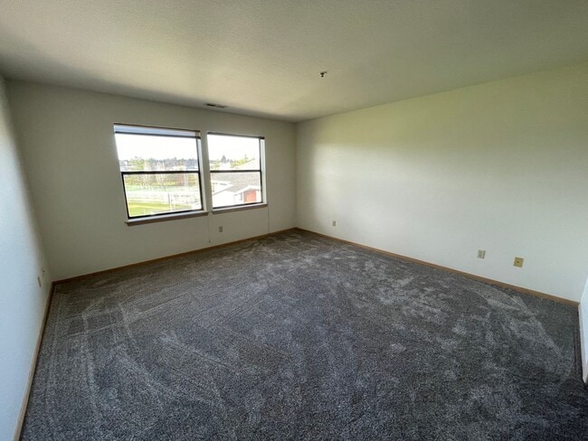 Building Photo - Absolutely stunning View! 2 bed condo downtown on the water!