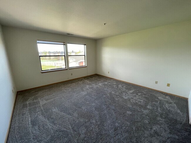 Foto del edificio - Absolutely stunning View! 2 bed condo downtown on the water!