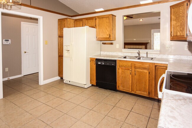 Foto del edificio - 3 Bedroom Ranch with Pond View in Pike Township