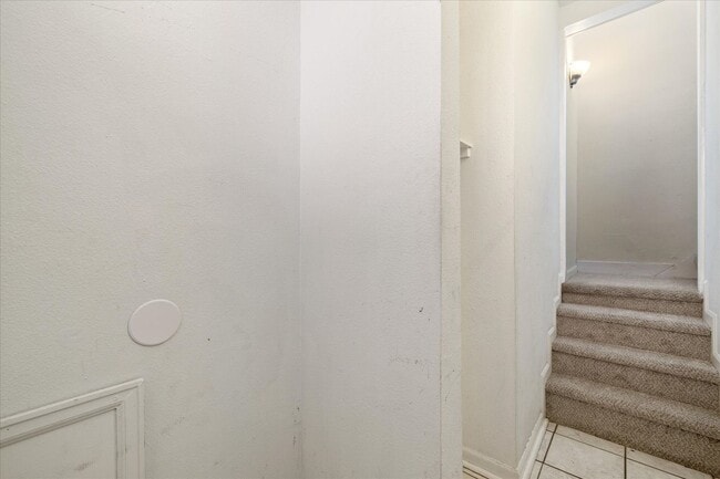 Building Photo - Spacious studio loft in the highly sought-...