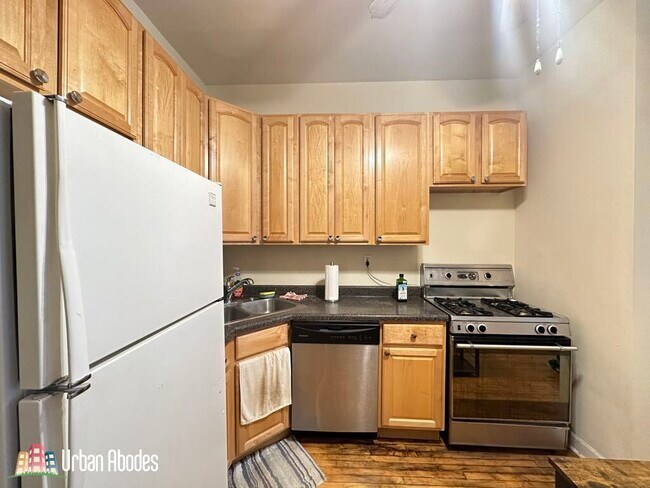 Building Photo - 852 W Buckingham Pl